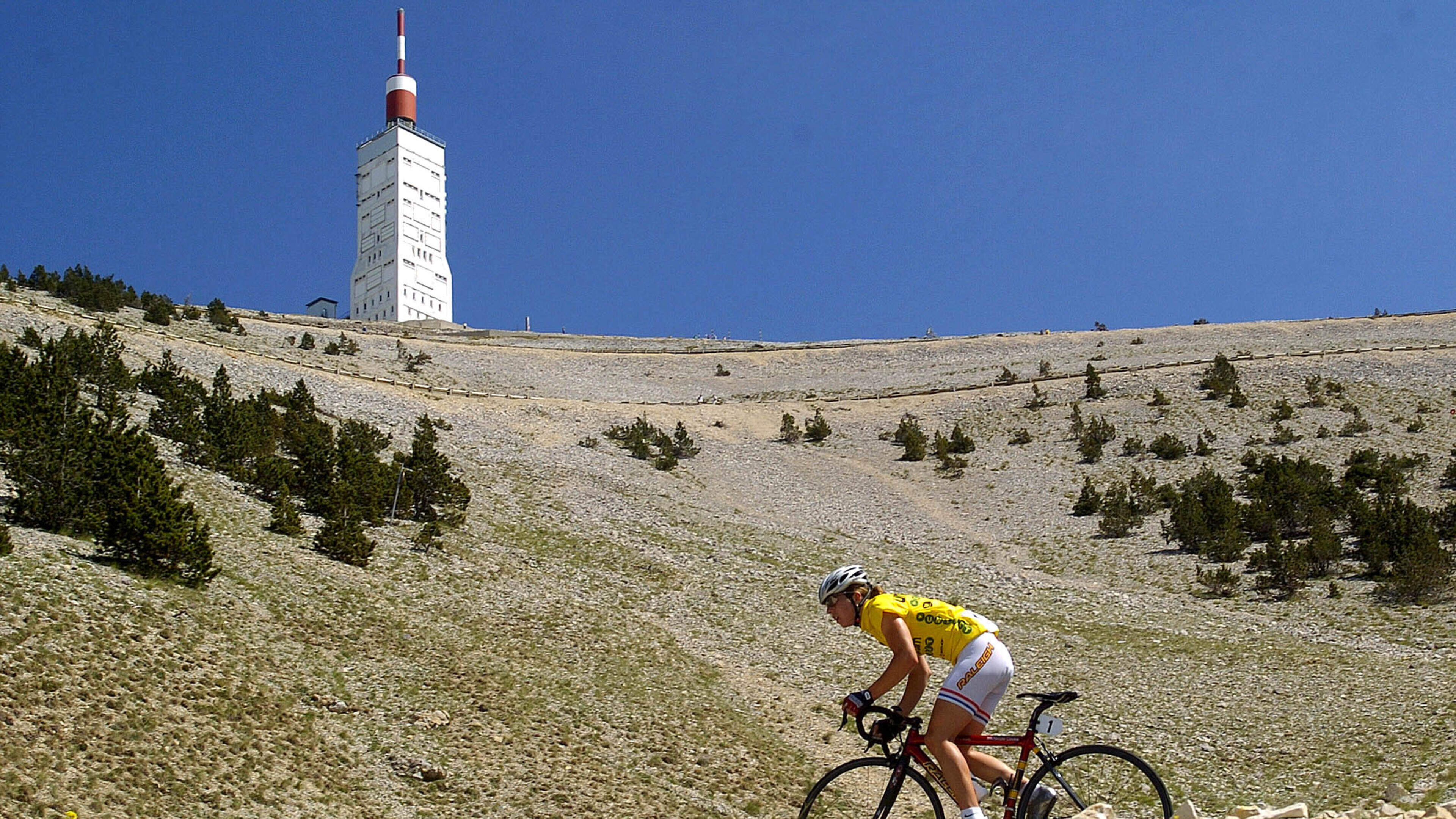 Ventoux-rit in Tour de France Femmes niet ingekort, publiek onderweg wel geweerd door brandgevaar